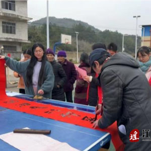 江华小圩壮族乡：义写春联送祝福 文化下乡暖人心