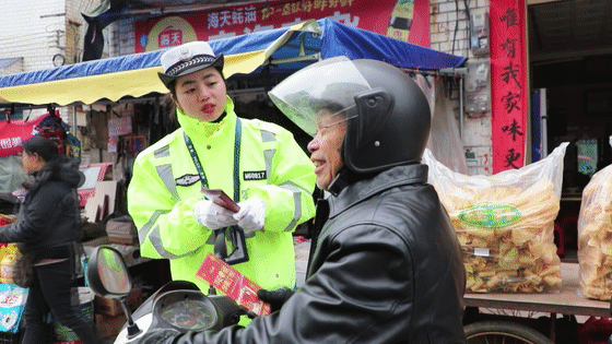 江华：安全宣传进集市 铺就春运平安路